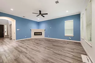 11715 Creek View Ln, Conroe, TX 77385 - Photo 9