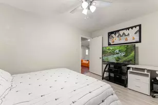 8227 Squires Pl Dr, Houston, TX 77083 - Photo 21