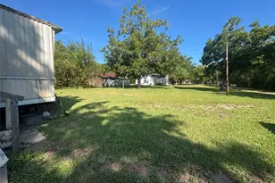 813 E Canal Rd, Highlands, TX 77562 - Photo 3