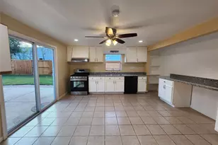 10935 Timberoak Dr, Houston, TX 77043 - Photo 11