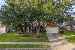1819 Castle Oaks Dr, Pearland, TX 77581 - Photo 5