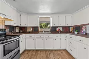 7910 Carrie Ln, Pearland, TX 77584 - Photo 11