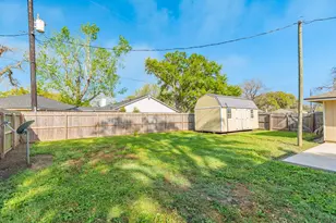 52 S Bachelor Button St, Lake Jackson, TX 77566 - Photo 41