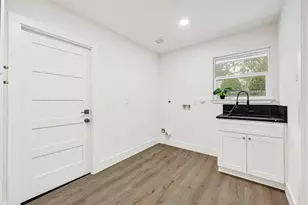 10718 Holly Springs Dr, Houston, TX 77042 - Photo 19