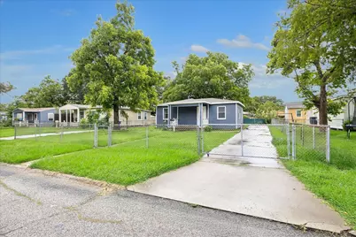 1011 12th 1/2 Street N, Texas City, TX 77590 - Photo 1