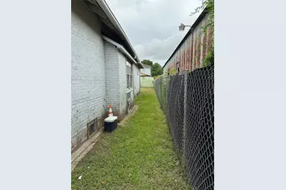 304 Lockwood Drive, Houston, TX 77011 - Photo 19