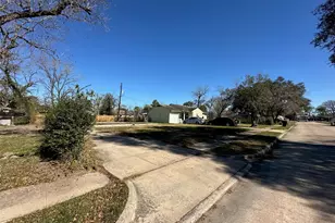 3919 Zephyr St, Houston, TX 77021 - Photo 3