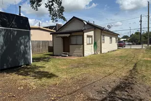 210 N Main St, Highlands, TX 77562 - Photo 25