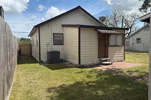 210 N Main St, Highlands, TX 77562 - Photo 23