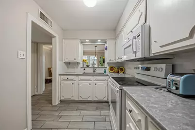 5223 Arboles Drive, Houston, TX 77035 - Photo 9