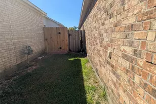 8707 E Highlands Crossing, Highlands, TX 77562 - Photo 5