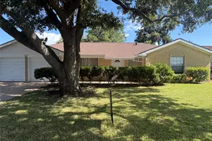 118 Honeysuckle St, Lake Jackson, TX 77566 - Photo 1