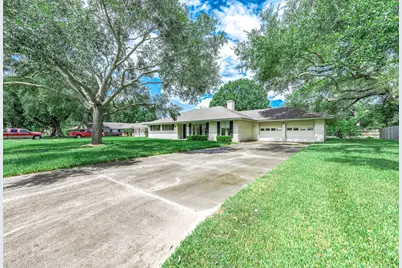 212 E Crestmont Drive, Alvin, TX 77511 - Photo 5