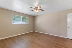 10427 Huntington Pl Dr, Houston, TX 77099 - Photo 11