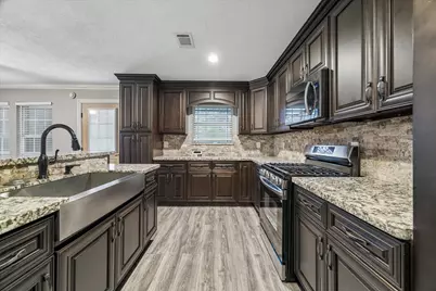 601 W Cleveland Street, Baytown, TX 77520 - Photo 13