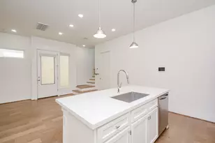 310 Cyclamen St, Houston, TX 77018 - Photo 11