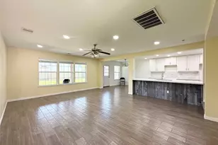 910 Staffordale Manor Ln, Houston, TX 77047 - Photo 5