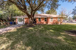1414 23rd St, Huntsville, TX 77340 - Photo 1