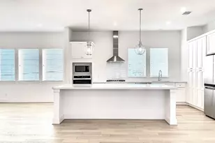 7711 Westside Villas Ln, Houston, TX 77055 - Photo 9