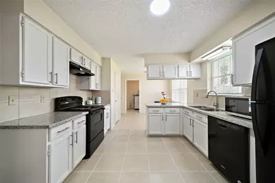 10718 Nobility Drive, Houston, TX 77099 - Photo 9