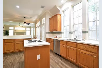 34 Reflection Point Drive E, The Woodlands, TX 77381 - Photo 19