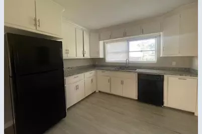 1114 E Pecan Street, Angleton, TX 77515 - Photo 3