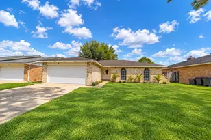 9907 Towne Brook Ln, Sugar Land, TX 77498 - Photo 3