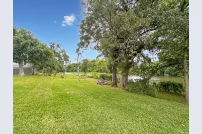301 Williamsburg Avenue, Clute, TX 77531 - Photo 21
