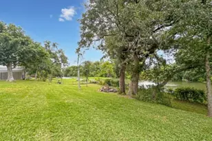 301 Williamsburg Ave, Clute, TX 77531 - Photo 21