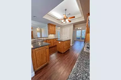 301 Williamsburg Avenue, Clute, TX 77531 - Photo 5
