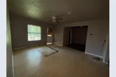 6026 Glenhurst Drive, Houston, TX 77033 - Photo 9