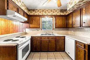 323 Parkhill St, Huntsville, TX 77340 - Photo 5