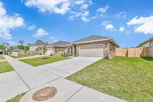 3015 King Oaks St, Baytown, TX 77251 - Photo 3