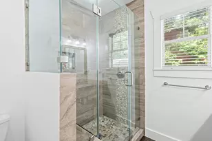 704 E 11th 1/2 St, Houston, TX 77008 - Photo 27