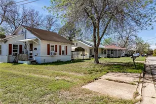 230 Thornton St, Gonzales, TX 78629 - Photo 11