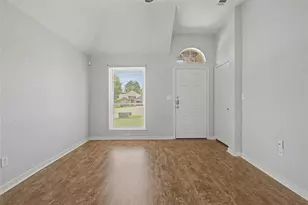 111 Enfield Ct, Huntsville, TX 77320 - Photo 3
