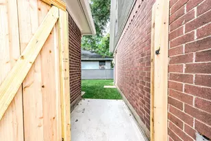 2245 N Austin Ave, Pearland, TX 77581 - Photo 31