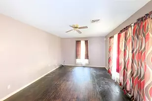 5602 Flamingo Dr, Houston, TX 77033 - Photo 3