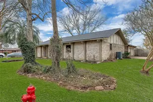 4004 Briarglen Dr, Dickinson, TX 77539 - Photo 3