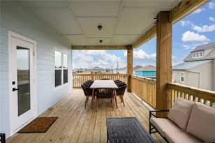 924 Melody Ln, Crystal Beach, TX 77650 - Photo 5