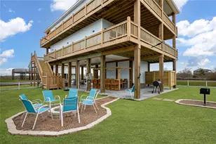 924 Melody Ln, Crystal Beach, TX 77650 - Photo 3