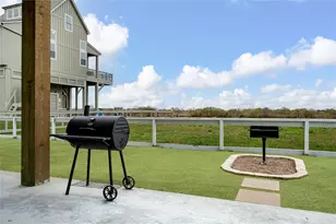 924 Melody Ln, Crystal Beach, TX 77650 - Photo 43