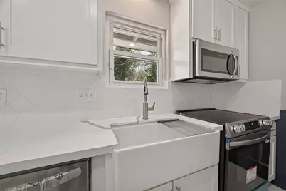 9623 Meadowglen Lane, Houston, TX 77063 - Photo 11