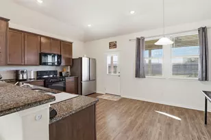 211 White Wing Ln, Sealy, TX 77474 - Photo 9