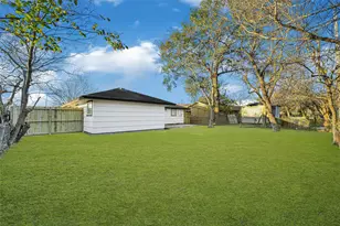 5827 Heron Dr, Houston, TX 77033 - Photo 33