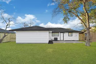 5827 Heron Dr, Houston, TX 77033 - Photo 31