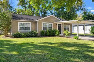 908 Robinhood Ln, Angleton, TX 77515 - Photo 1