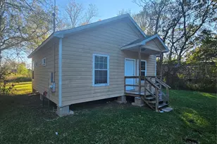 1012 Houston St, Anahuac, TX 77514 - Photo 5