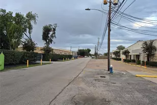 8710 Daffodil St, Houston, TX 77063 - Photo 9