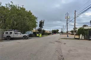 8710 Daffodil St, Houston, TX 77063 - Photo 5